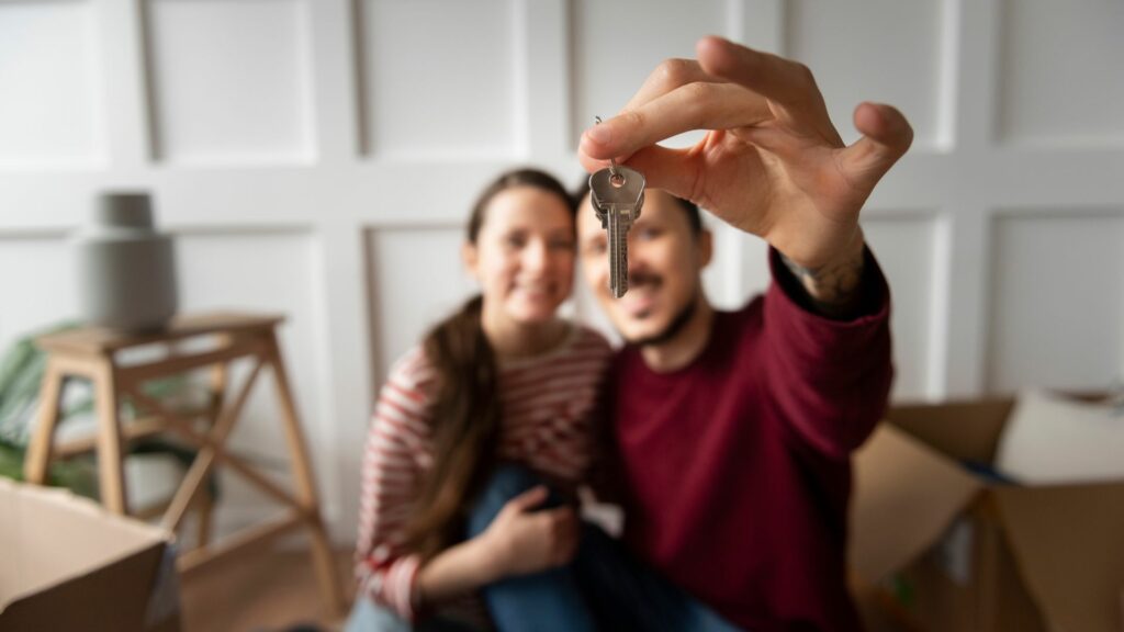 Pareja tomando arriendo / Freepik