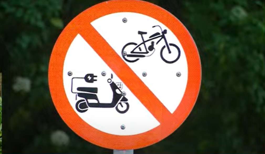 Señal de prohibición en ciclorrutas de Bogotá / Captura de pantalla Noticias Caracol