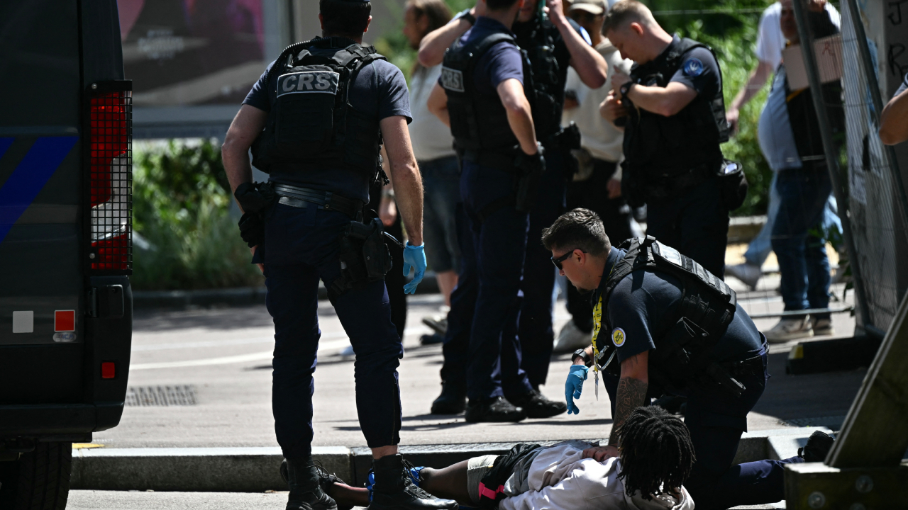 Pánico en Tour de Francia 2025: hombre apuñaló a policía en Rouen y es herido