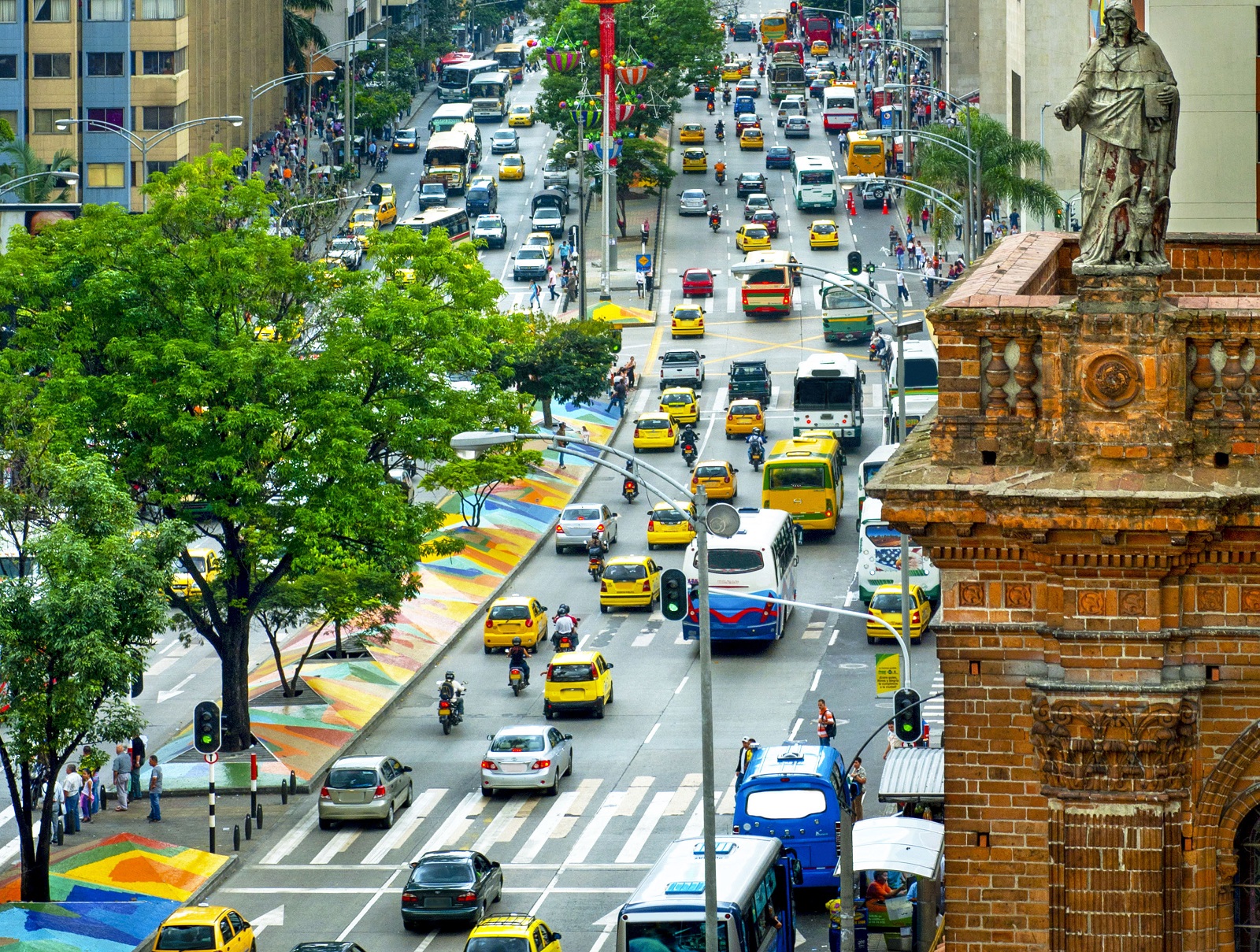 Carros en Medellín, en nota sobre cuándo cambiará pico y placa 