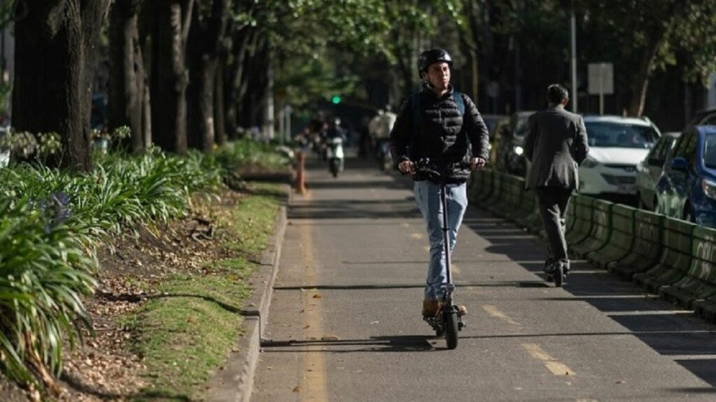 Usuario de patineta eléctrica / Página Alcaldía de Bogotá