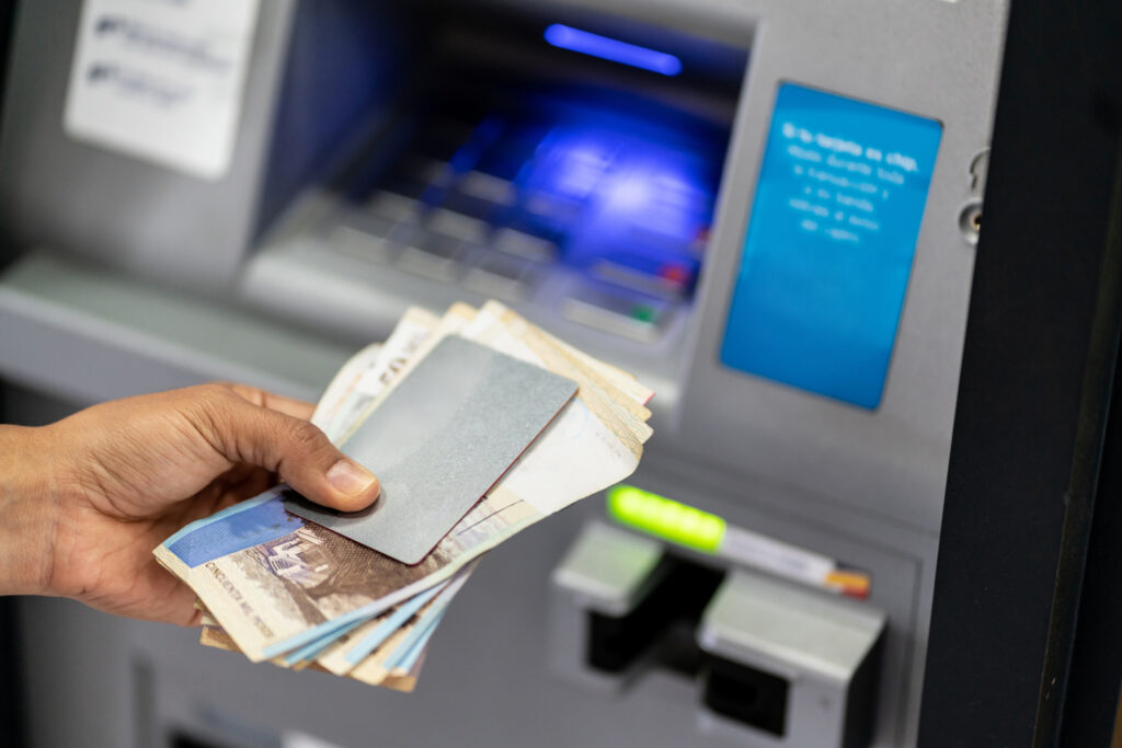 Cajeros automáticos están diseñados para detectar el tamaño correcto de los billetes