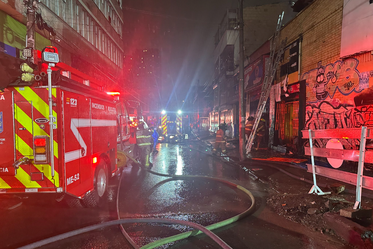 Graves secuelas dejó incendio en Bogotá: 8 locales de motos y plásticos quedaron afectados. Por el momento no se registran víctimas. 