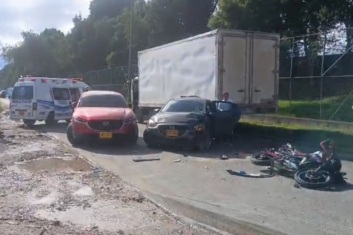 Grave accidente en Fontibón (Bogotá): camión, moto y carro se chocaron