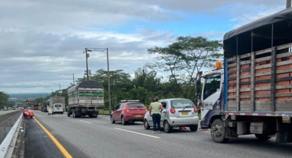 Vehículos, represados por cierre vía al Llano / X: @CoviandinaSAS