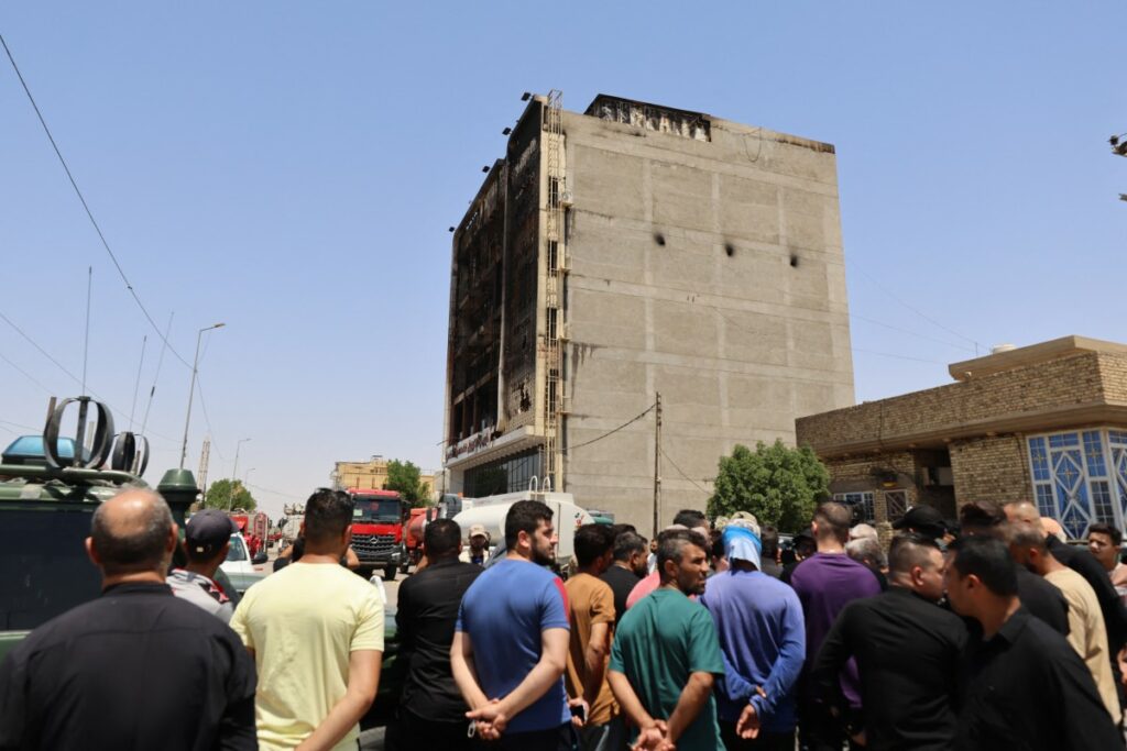 Exterior del centro comercial en Kut, Irak, consumido por un incendio / AFP