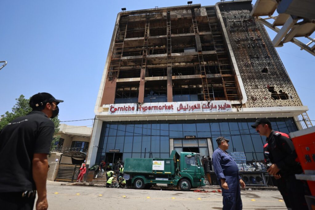 Exterior del centro comercial en Kut, Irak, consumido por un incendio / AFP