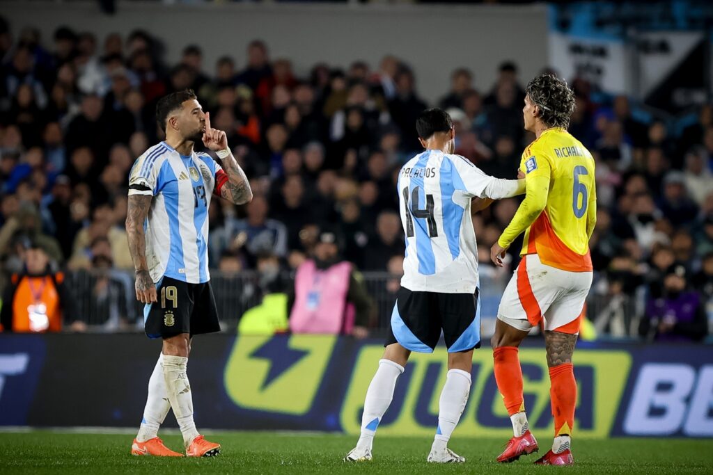 Nicolás Otamendi vs. Richard Ríos / Getty