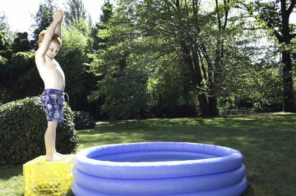 Niño en piscina / Getty
