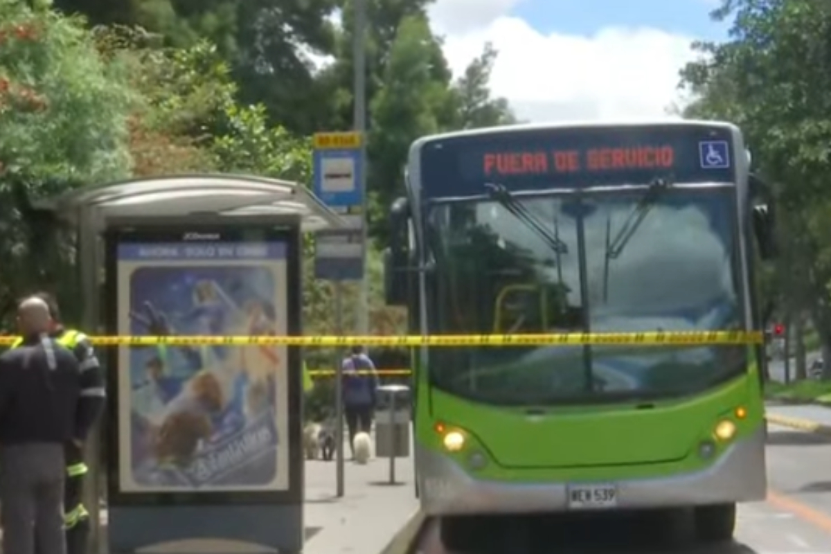 Identifican y revelan qué pasó y por qué le dispararon a escolta de minigualdad en Bogotá, en pleno bus de Transmilenio. Recibió 3 disparos. 