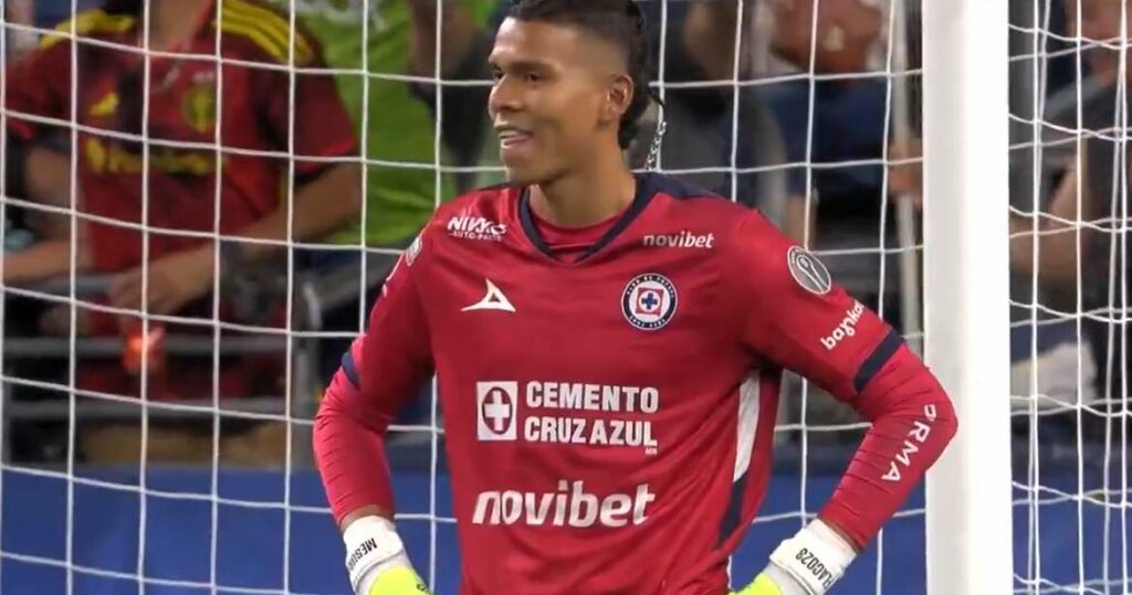 Kevin Mier sonriendo luego de séptimo gol en 7-0 contra Cruz Azul/ X @cuidsports