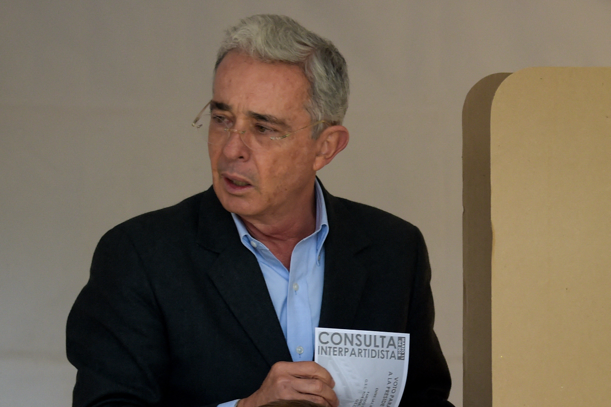 Dicen si Álvaro Uribe podrá lanzarse en las próximas elecciones, pese a condena en su contra, que sería de 12 años de prisión domiciliaria. por dos delitos