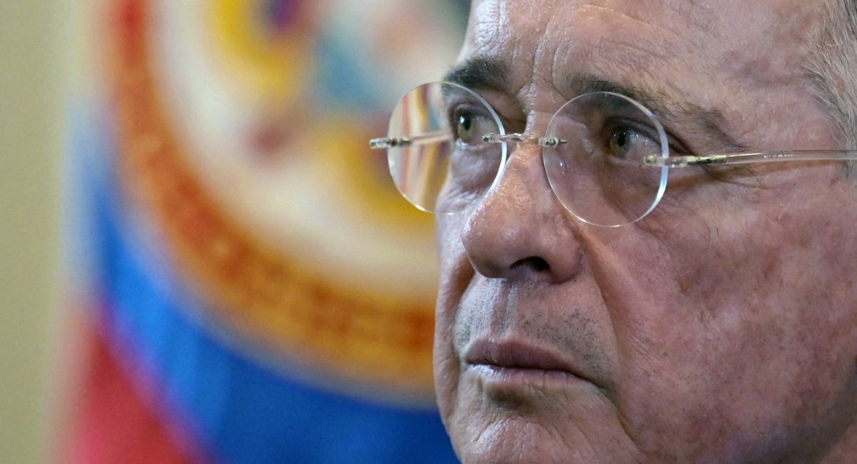 El expresidente Álvaro Uribe condenó a 12 años de prisión al expresidente Álvaro Uribe y su pena será pagada en casa por cárcel.