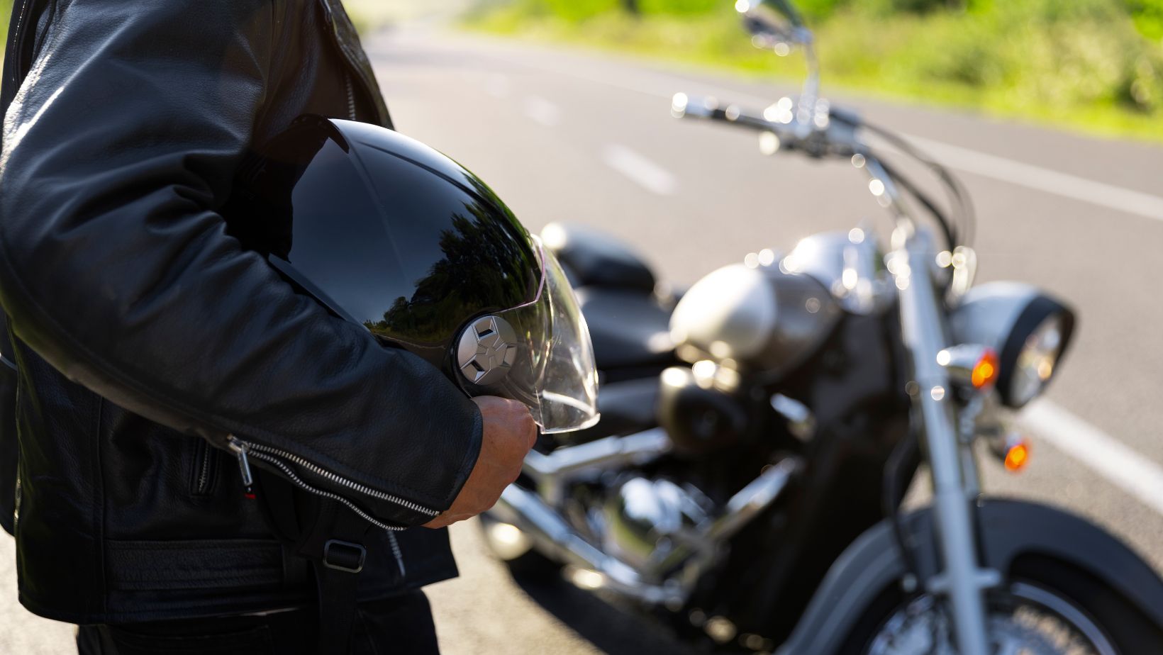 Multas a motociclistas por subirse a andenes en Bogotá: dónde hay operativos