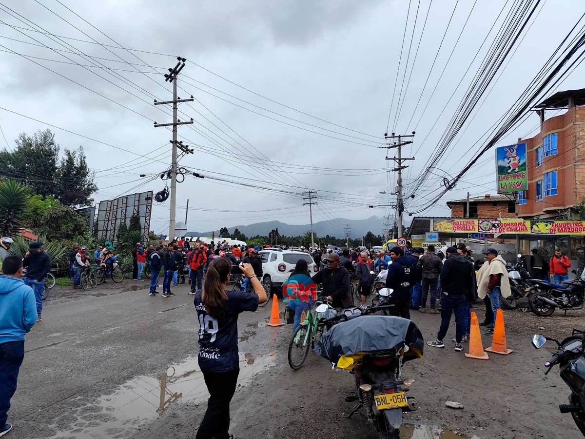 Protestas colapsan vía clave en Cundinamarca: hay duras críticas a Enel