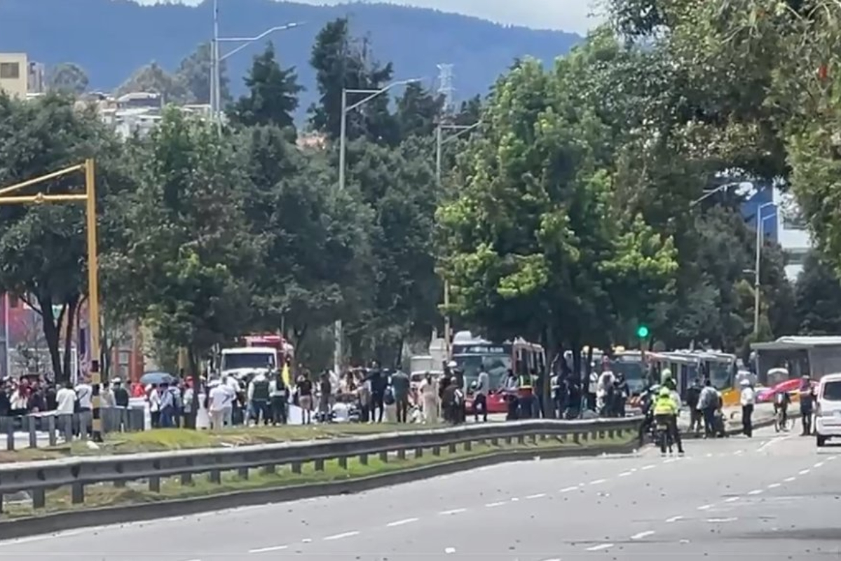 Protestas en Suba (Bogotá): Transmilenio suspendió servicios en el Portal y 3 estaciones más. Autoridades recomiendan rutas alternas. 