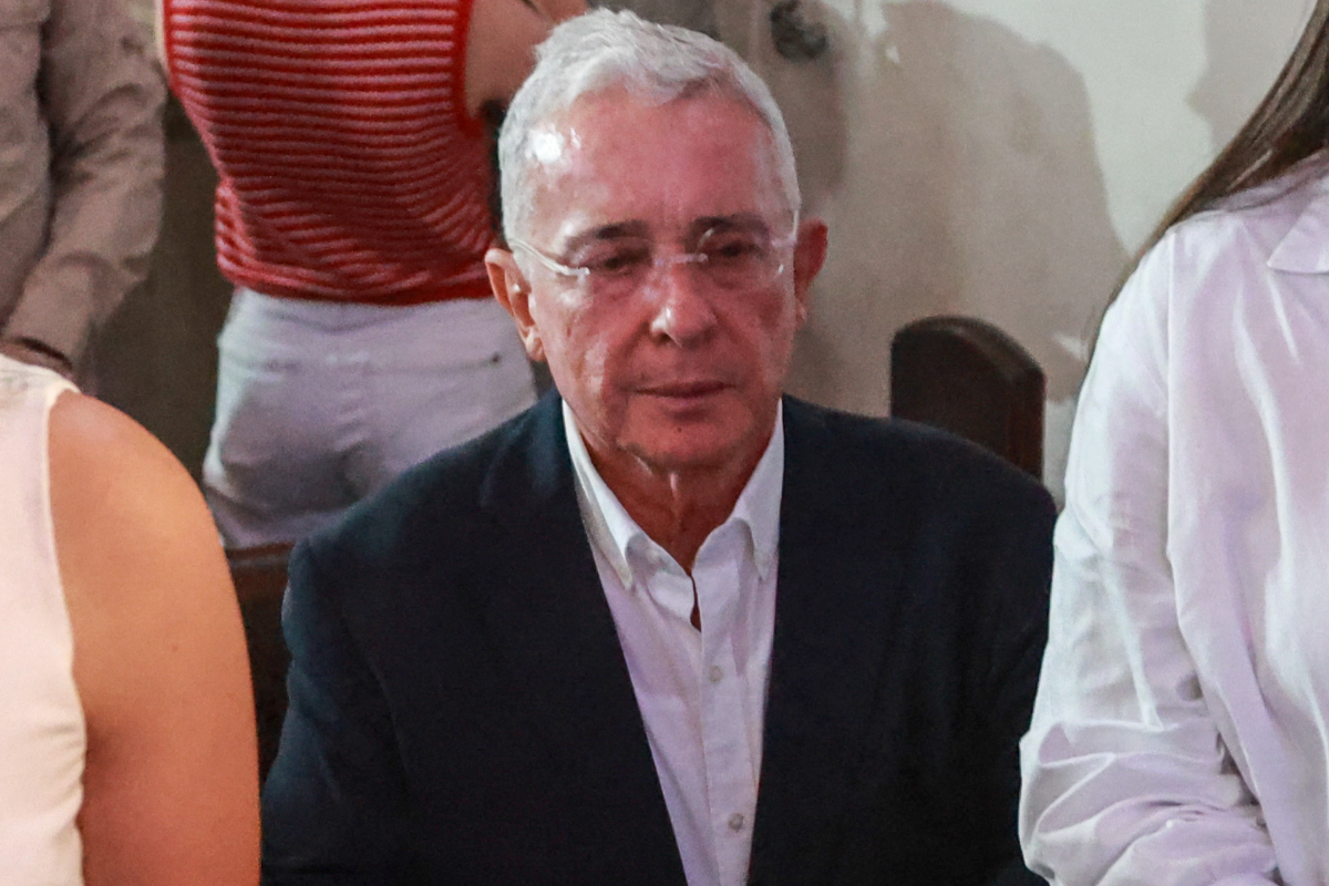 Comenzó peregrinación para visitar a Álvaro Uribe en su casa en Llanogrande: le llegaron dos pesos pesados de Colombia. 