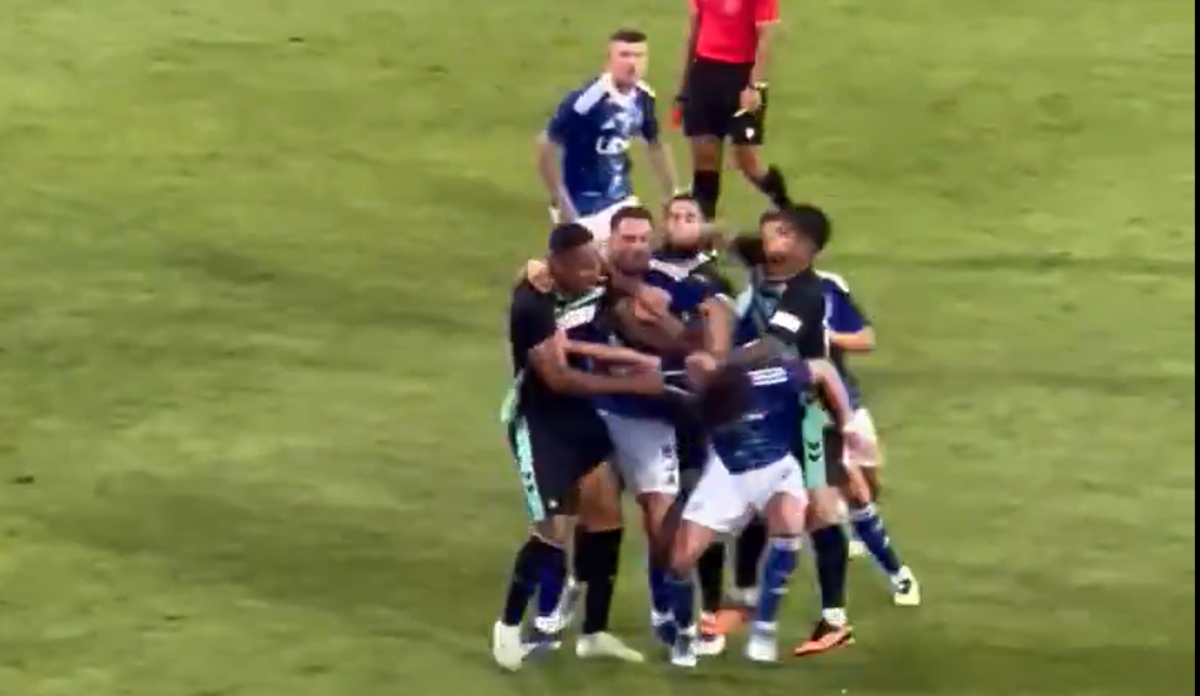Pelea Cucho Hernández en partido Betis vs Como: lanzó puño y pegó a compañero
