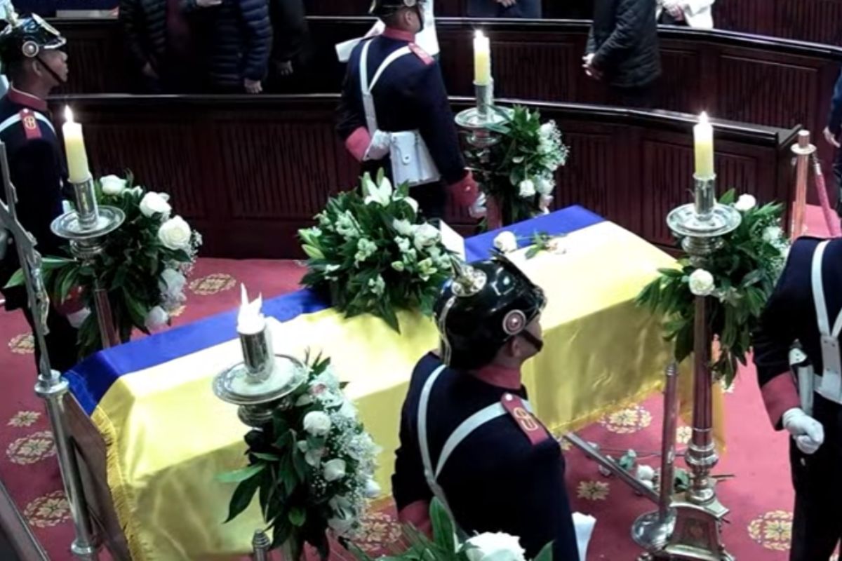 Funeral Miguel Uribe: mujer viajó a despedirlo e insultó a seguidores de Petro