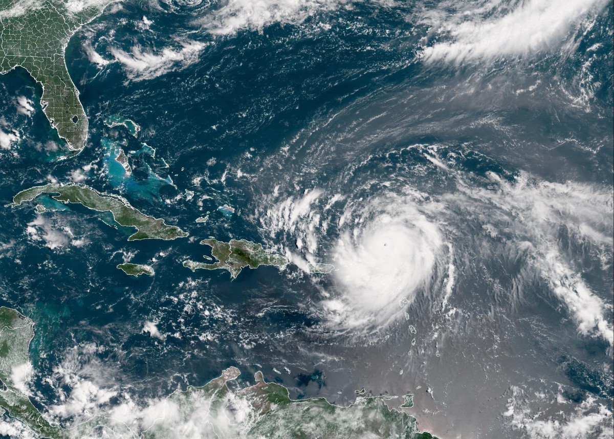 Huracán Erin aumenta categoría y ahora es catastrófico: hay alerta en islas