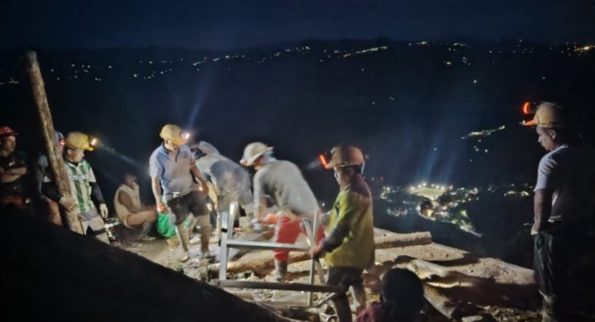 Rescataron a nueve mineros que estaban atrapados en una mina en Caldas