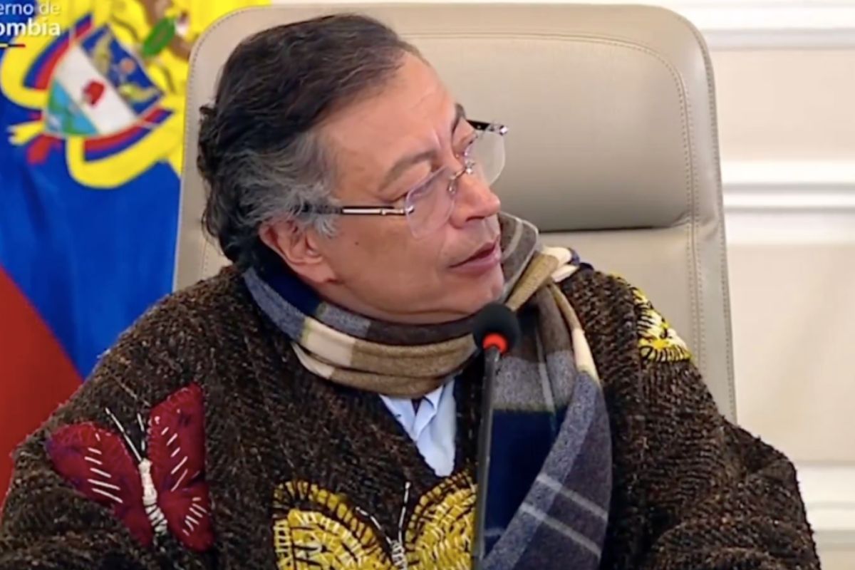 Quién hizo y cuánto vale la ruana que usó Gustavo Petro con mariposas tejidas