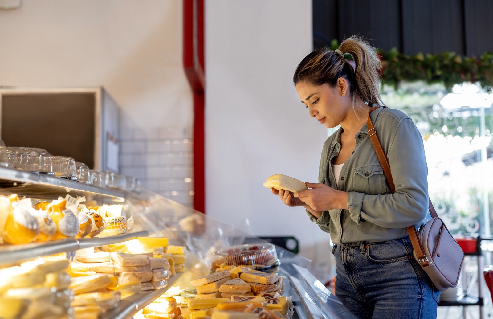 Mujer mirando queso, en nota sobre "quesito colombiano" retirado en Estados Unidos