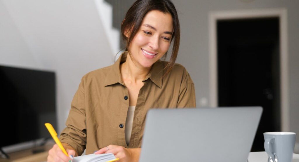 Mujer usando computador / Getty