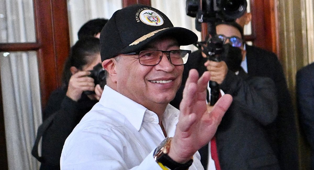 El presidente Gustavo Petro canceló su participación en un conversatorio por problemas de salud no especificados, según magistrado Jorge Enrique Ibáñez.