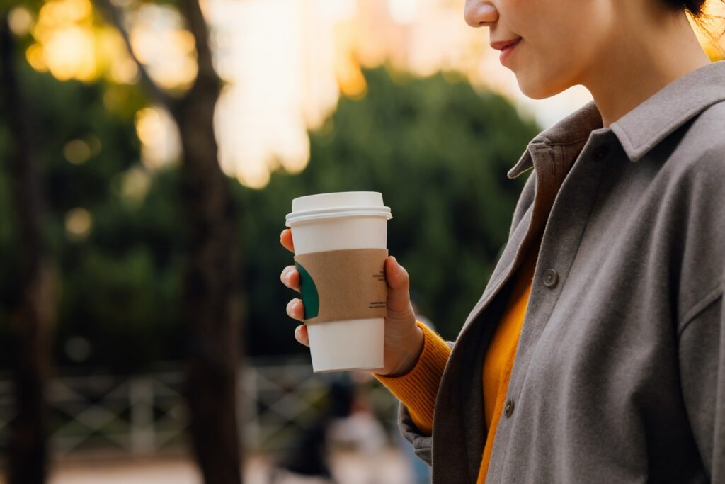 Persona tomando café / Getty