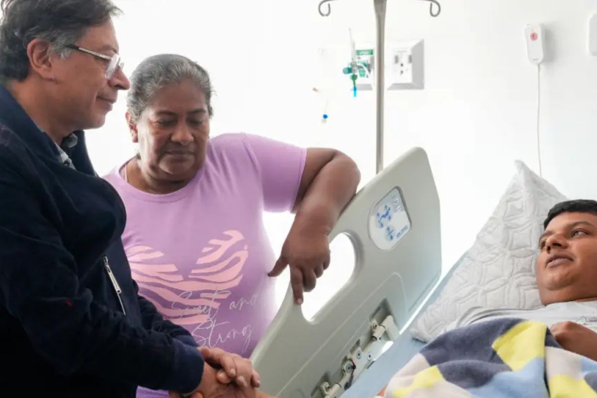 Petro visitó a uniformados heridos por atentado a helicóptero en Amalfi