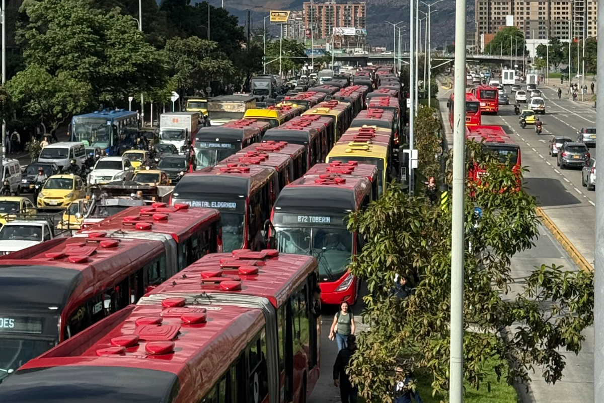 Bogotá colapsó en su movilidad por un bus varado: hay trancones en la NQS, calle 80 y avenida Caracas por culpa de un bus varado. 