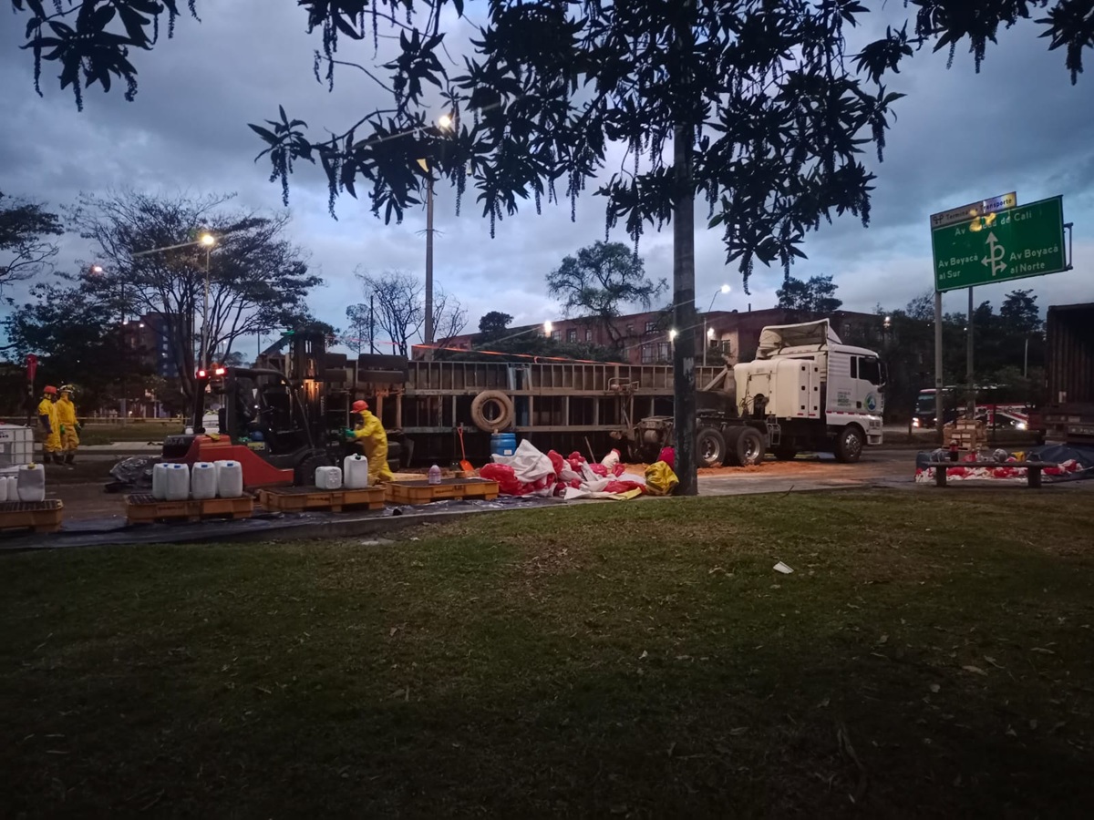 Accidente de camión paraliza occidente de Bogotá: hubo peligroso derrame
