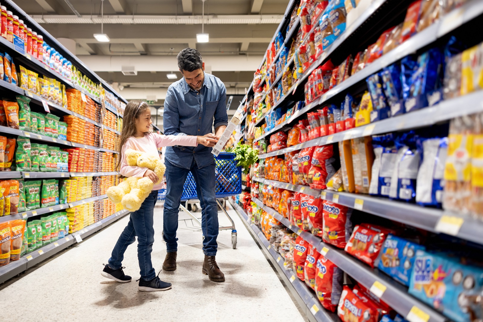Padre e hija en supermercado, en nota sobre el que remodelará sus tiendas en Colombia