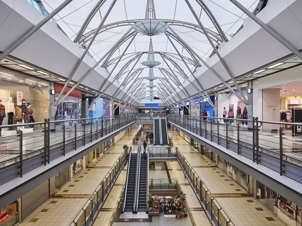 Renombrado centro comercial con grandes cambios por cierre de supermercado