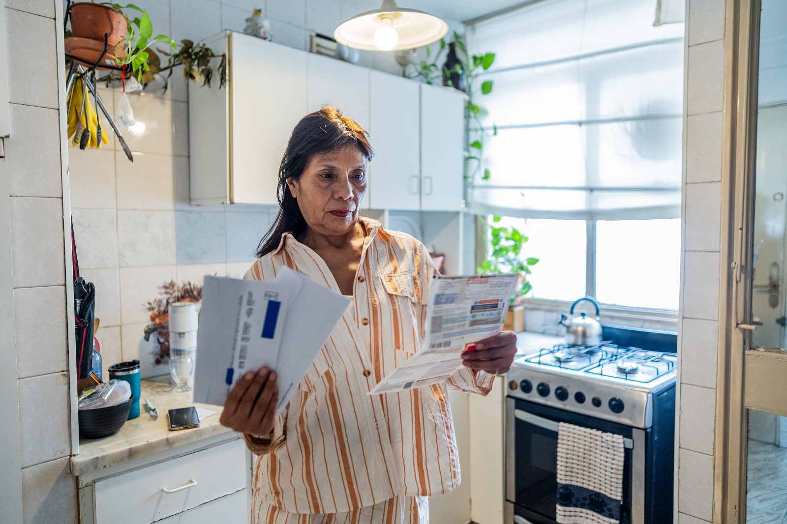 Mujer viendo recibos, en nota sobre el cambio que tendrá el del acueducto de Bucaramanga