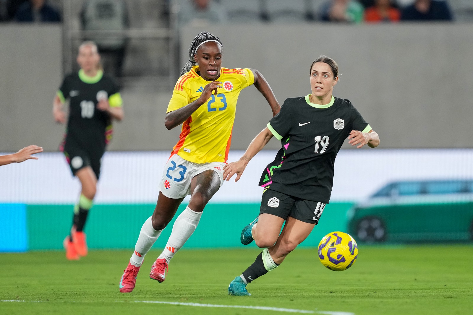 Ivonne Chacón, de Colombia, y Katrina Gorry, de Australia, en nota sobre que la colombiana sería uno de los fichajes más caros del fútbol femenino