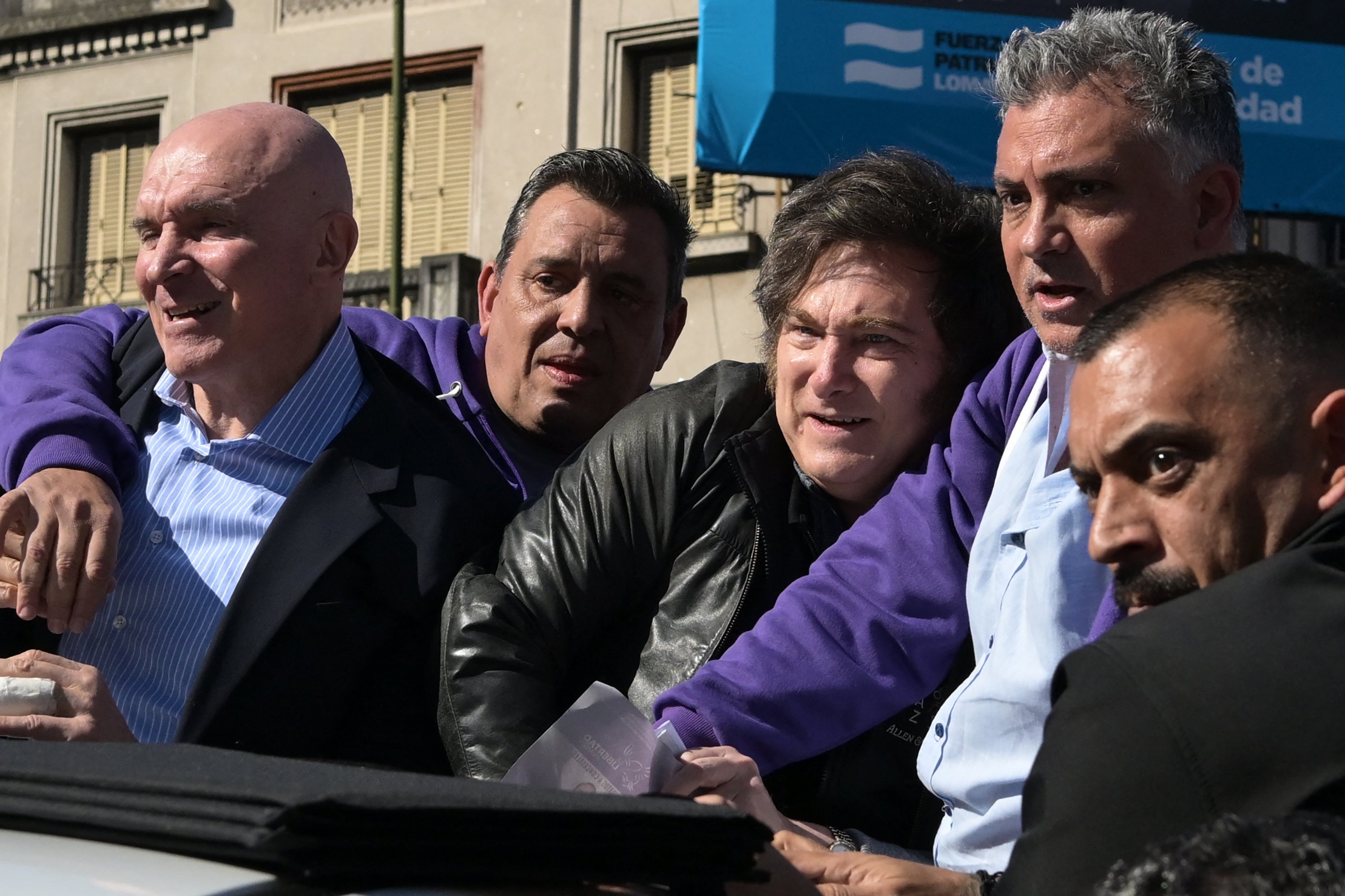 Video del ataque a piedras a Javier Milei: salió huyendo en camioneta