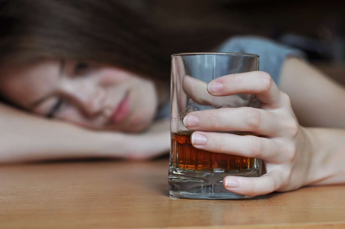 Foto de mujer bebiendo, en nota de por qué los jóvenes en Colombia consumen menos licor y qué hay detrás del cambio