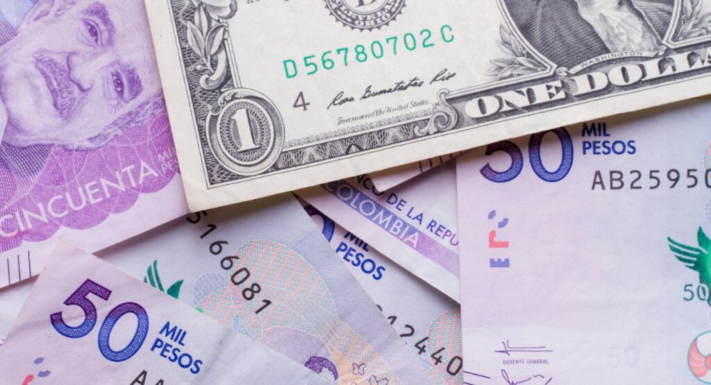 Dólar y pesos colombianos / Getty