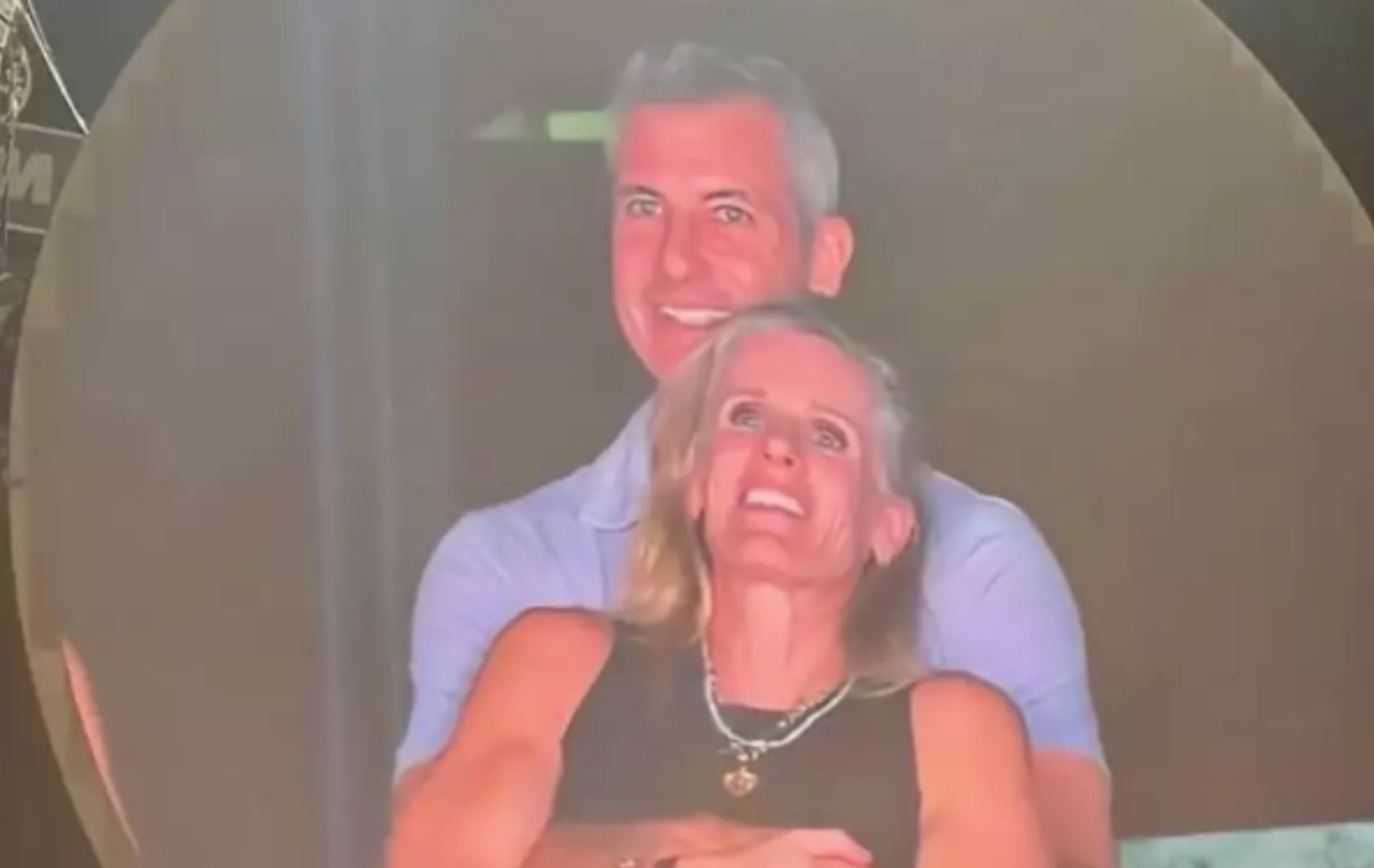 Mujer del escándalo de Coldplay se separó de su esposo luego de infidelidad