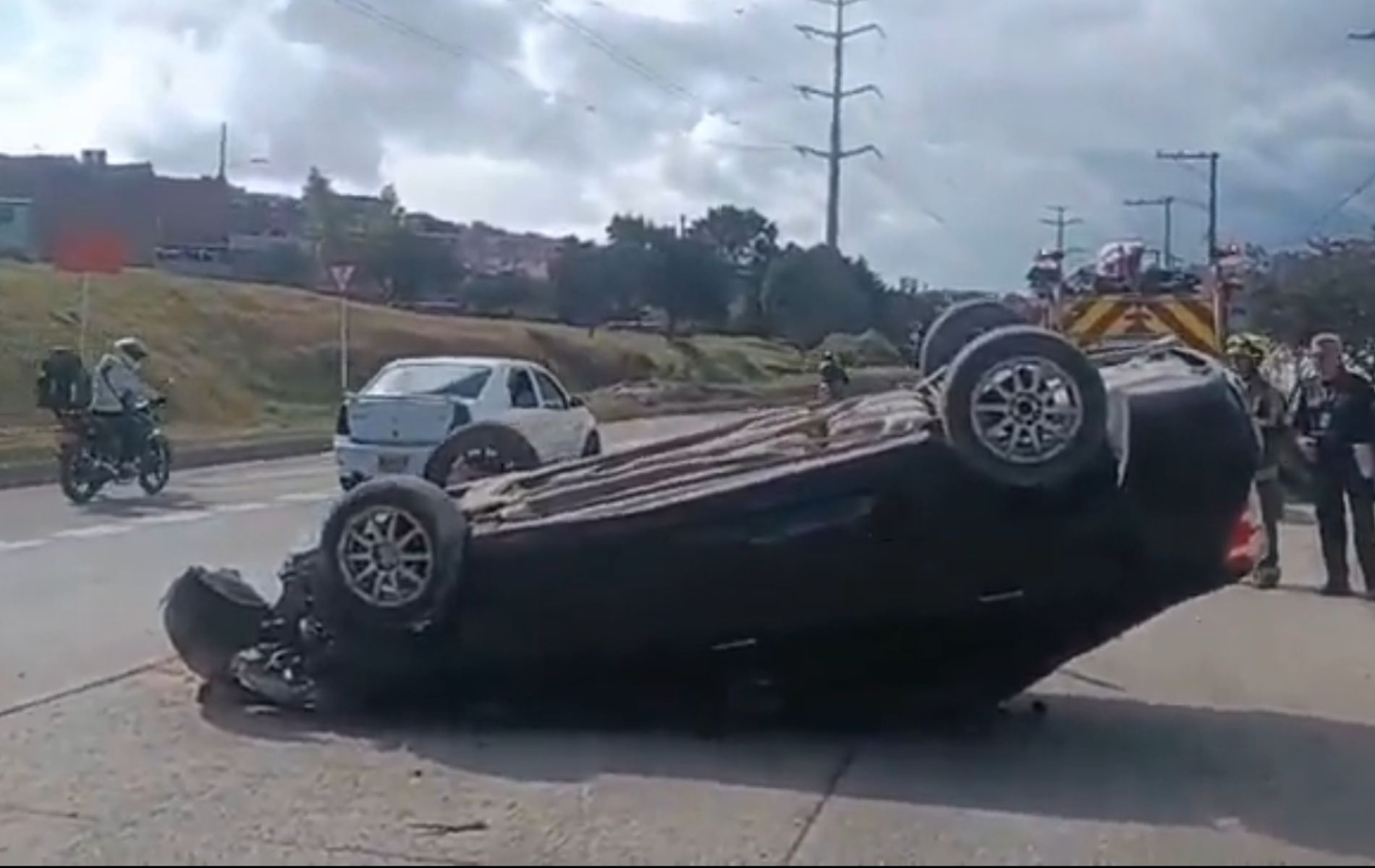 Accidente se registra en la Avenida Boyacá hoy 7 de septiembre: carro se volcó
