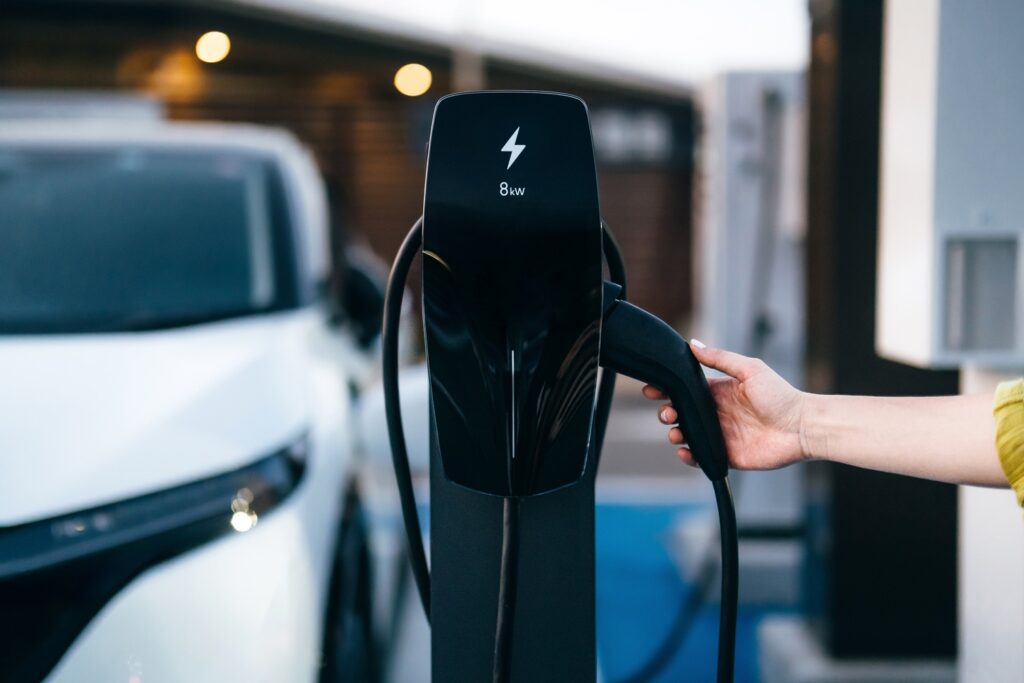 Cargador carro eléctrico / Getty