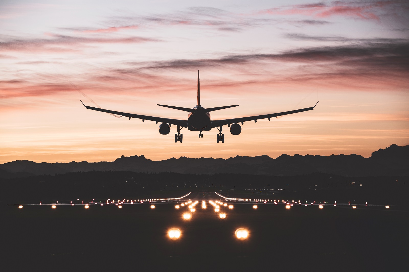 Avión aterrizando, en nota sobre cuál será el nuevo vuelo más largo del mundo