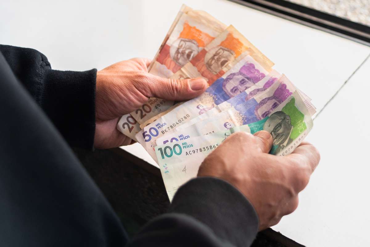 Foto de dinero de Colombia, en nota de qué pasó en Ingreso Mínimo Garantizado de septiembre en Bogotá y para quiénes va