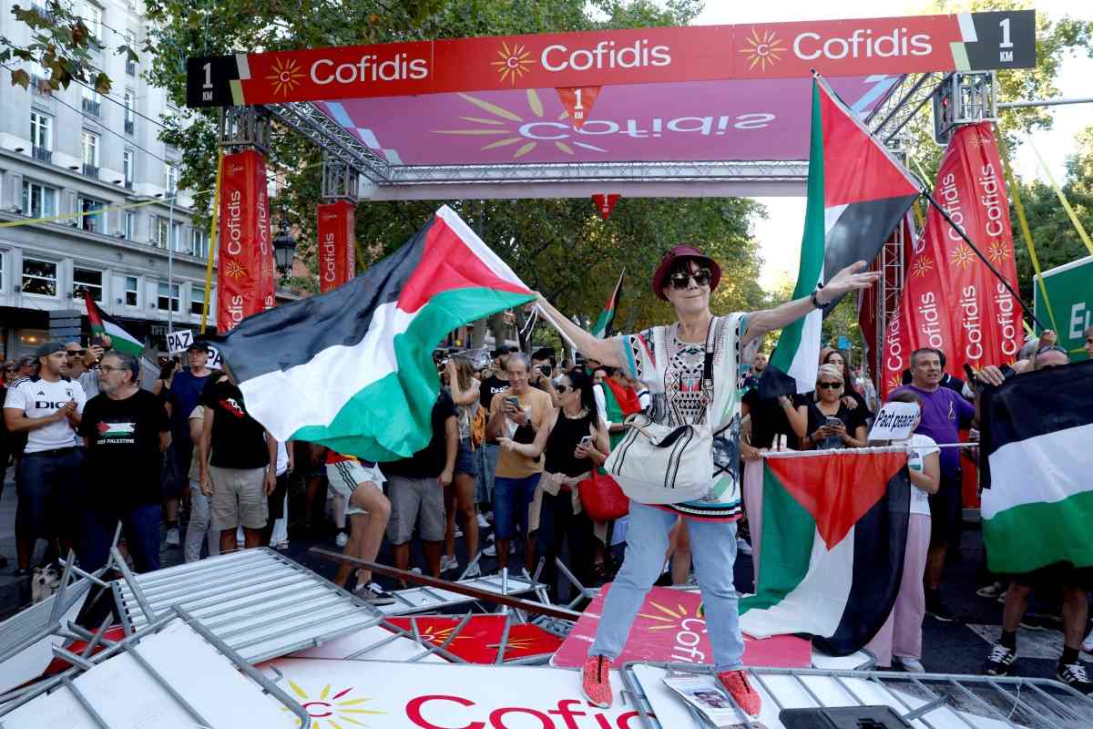 Foto protestas por Palestina en Vuelta a España, en nota de final de Vuelta a España es cancelada por apoyo a Palestina; Vingegaard, campeón