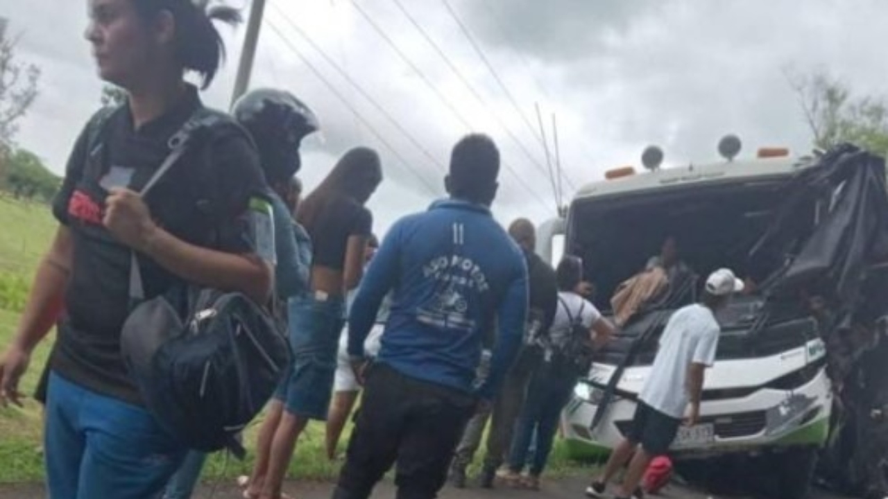 Así quedó el bus que se accidentó con estudiantes del Sena en su interior. Hubo al menos 3 muertos y 18 heridos