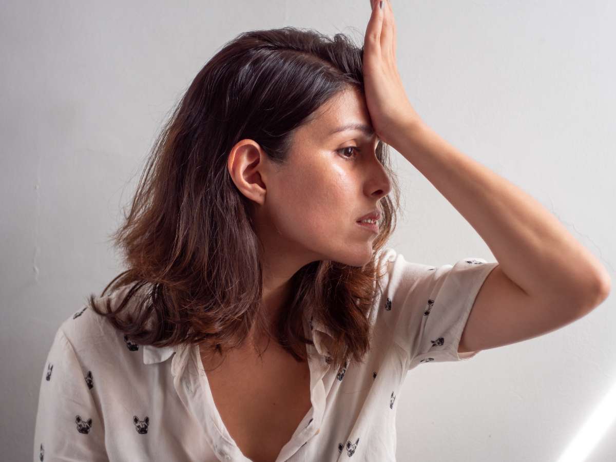 Foto de mujer que olvidó algo, en nota de cómo es la dieta que puede dañar la memoria en solo 4 días, según nuevo estudio