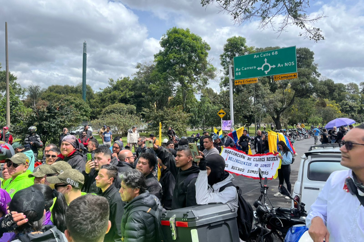 Cerca de 500 motociclistas bloquean importante vía de Bogotá: casi se agarran con precandidato presidencial Santiago Botero. 