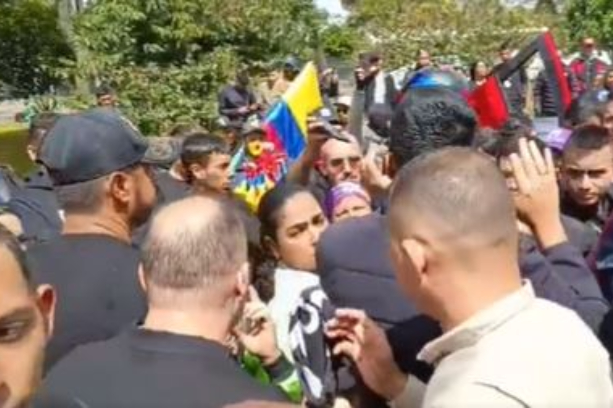 "Fuera, fuera": así sacaron al candidato que propone balín (para todo), en protestas en Bogotá. Quiso colarse para hacer campaña con movilizaciones. 